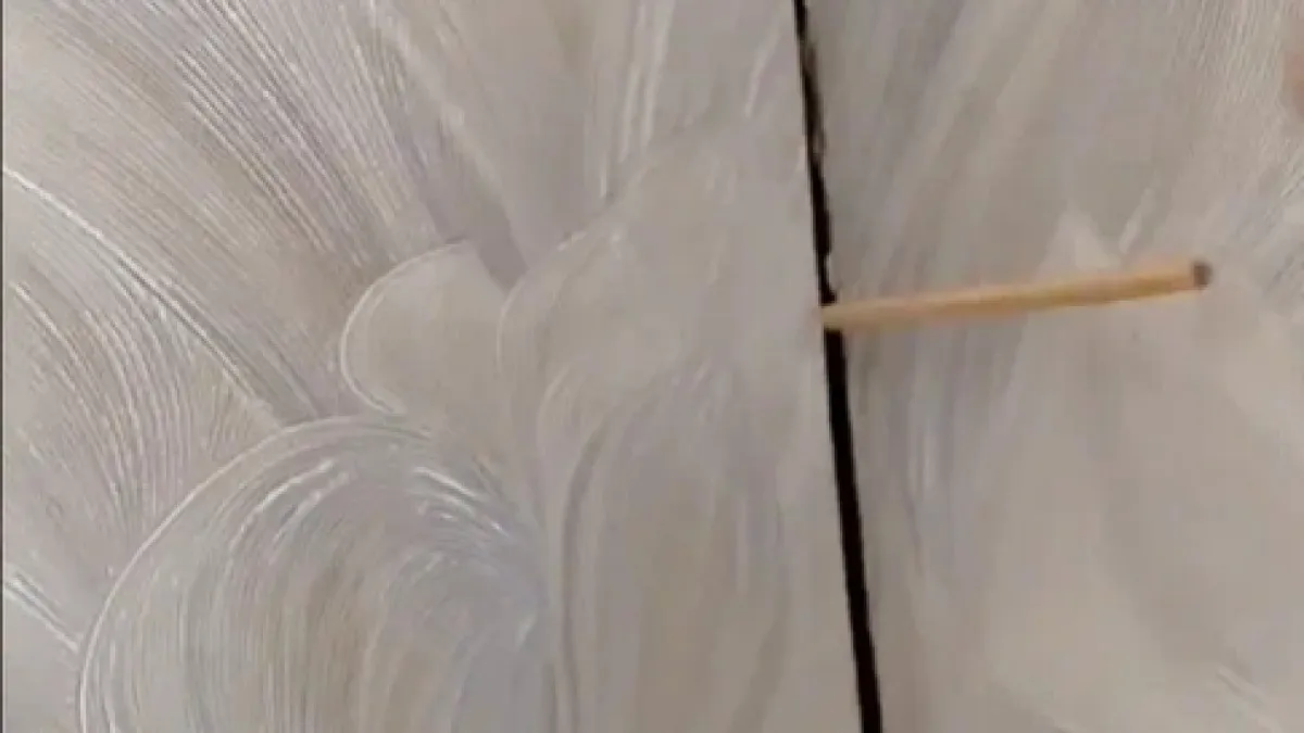 Жильцы дома в переславском Смоленском в ужасе от 22-сантиметровых трещин трещин: "Шпажка вошла полностью"