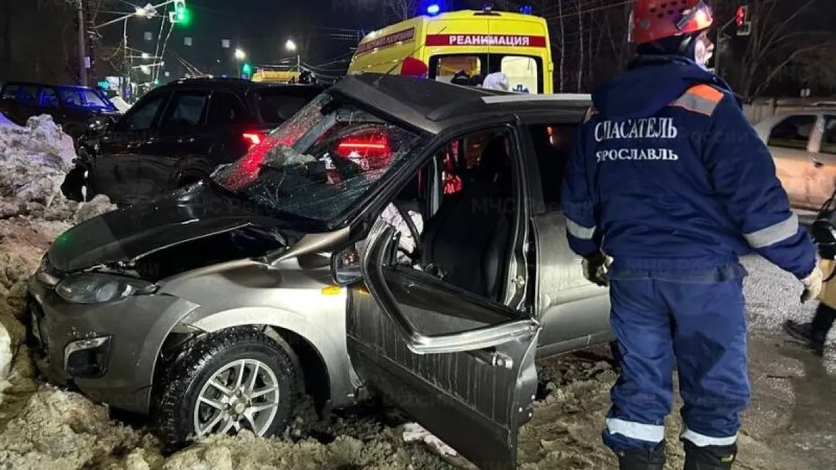 В Ярославле на проспекте Октября столкнулись "Лада Калина" и "Чанган": пострадали два человека