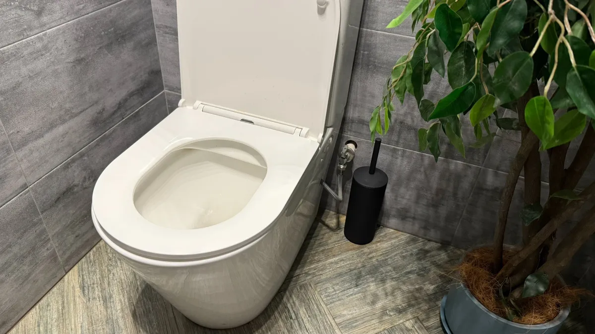 Ваши зубные щетки в опасности: смываете с открытой крышкой — готовьтесь к сюрпризу — бактерии летят на полтора метра