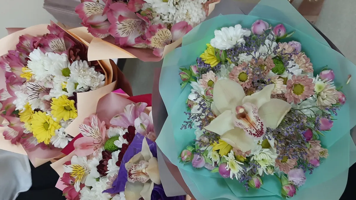 Розы начинали никнуть на третий день, а теперь стоят месяц: флористы раскрыли секреты, о которых молчат в магазинах