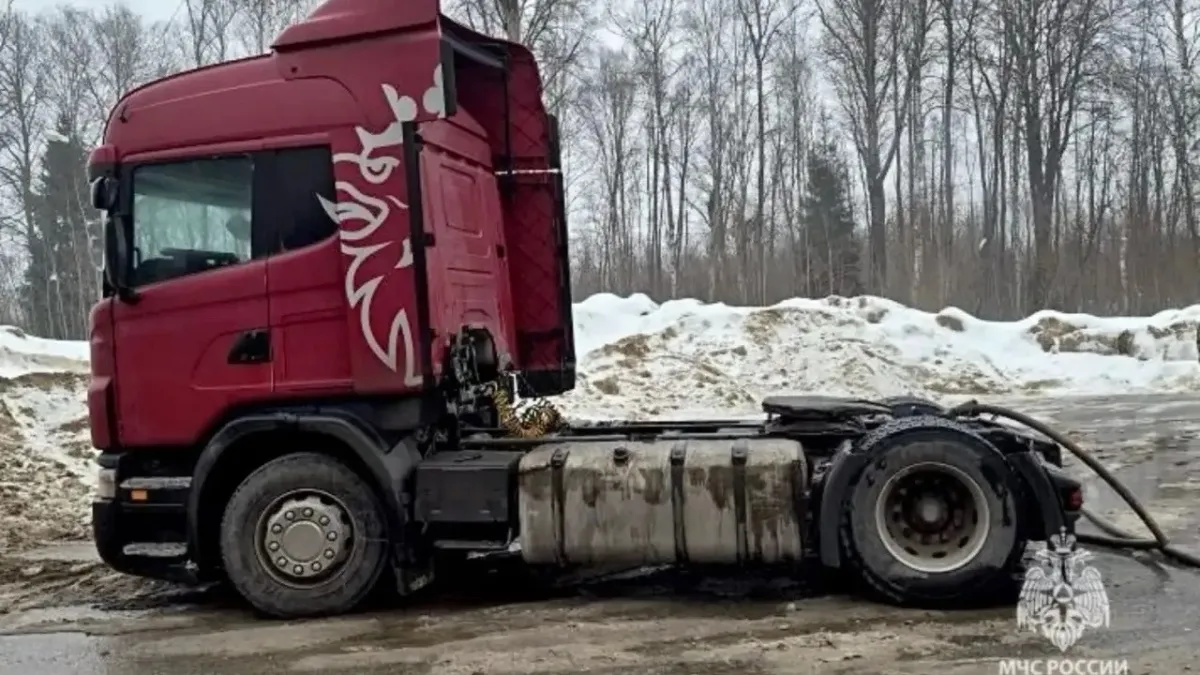 ЧП на трассе Углич-Ростов: автомобиль вспыхнул прямо на дороге