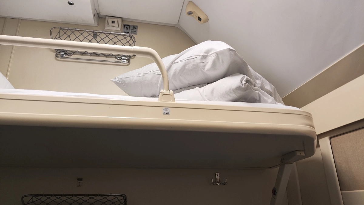 Головой к окну или в проход: эксперт, проведший 50 ночей в поездах, раскрыл идеальную позу для сна в плацкарте и купе