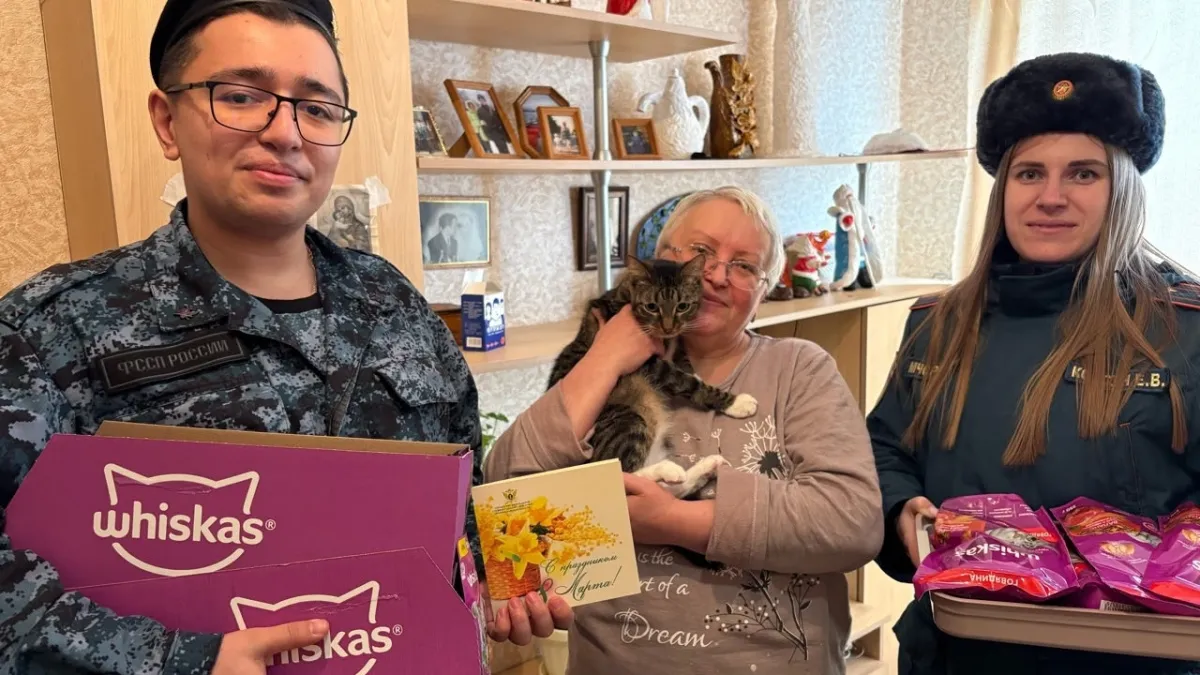 Более 10 лет спасает бездомных животных: приставы и МЧС поздравили волонтера, которая за месяц пристроила 7 кошек