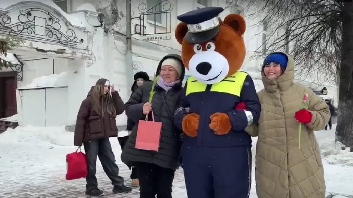 Остановили посреди «зебры» и заставили улыбаться: что устроили ярославнам ГИБДД и Мишка 8 Марта