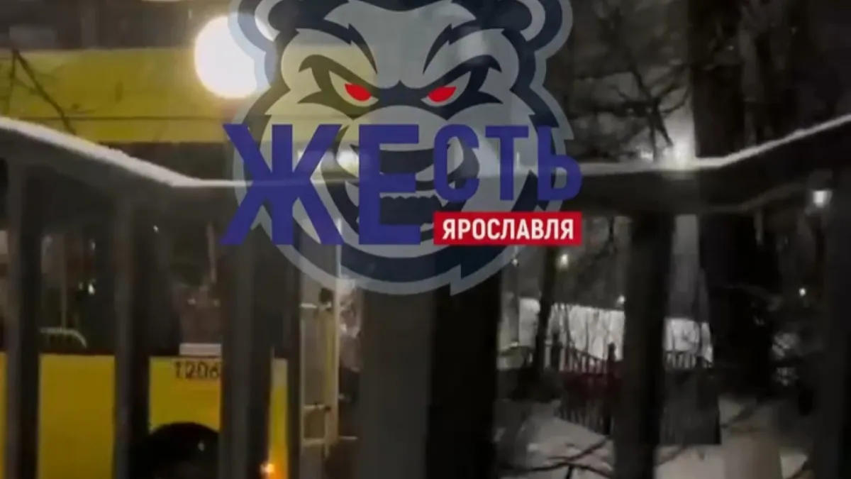 В Ярославле водитель автобуса в первый рабочий день протаранил ограждение