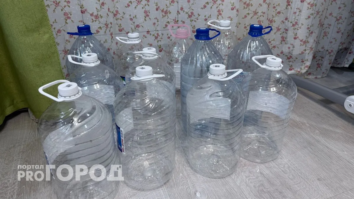 Нашла способ, как превратить пластиковые бутылки в полезные штуки для дома 