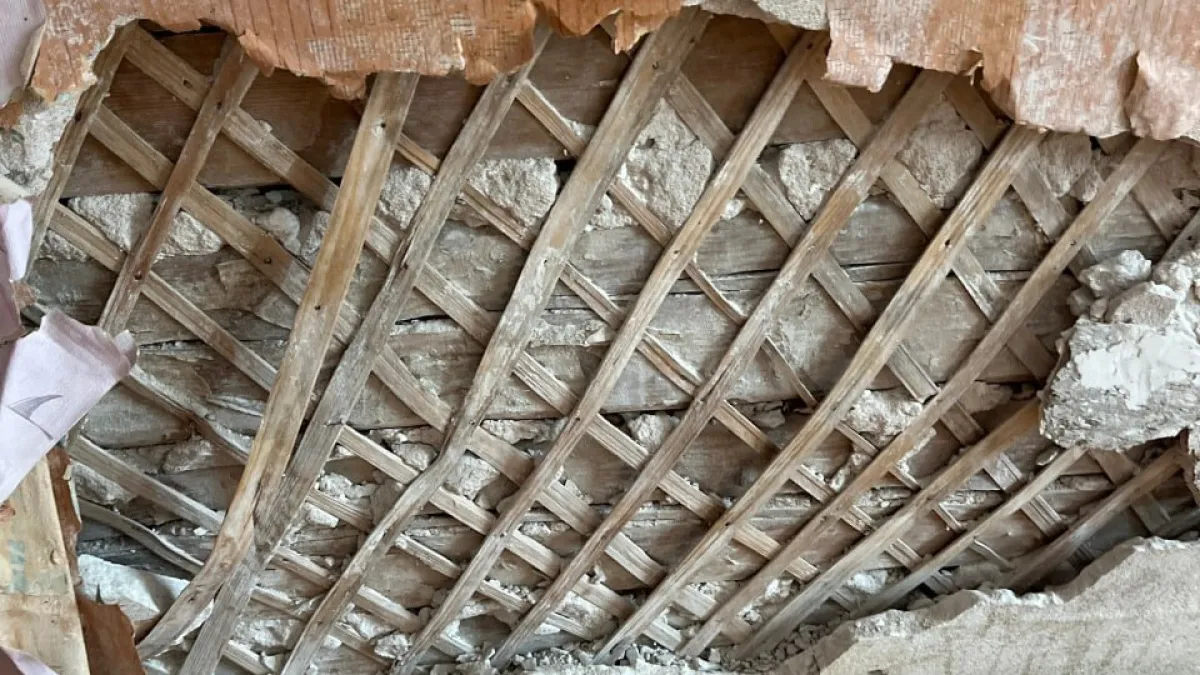 Дом рушится, а переселения нет: следователи проверяют ярославских чиновников