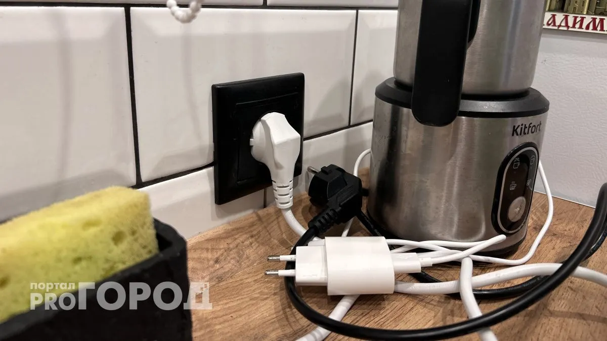 Это приводит к замыканию и пожарам: какие электроприборы нельзя включать в одну розетку