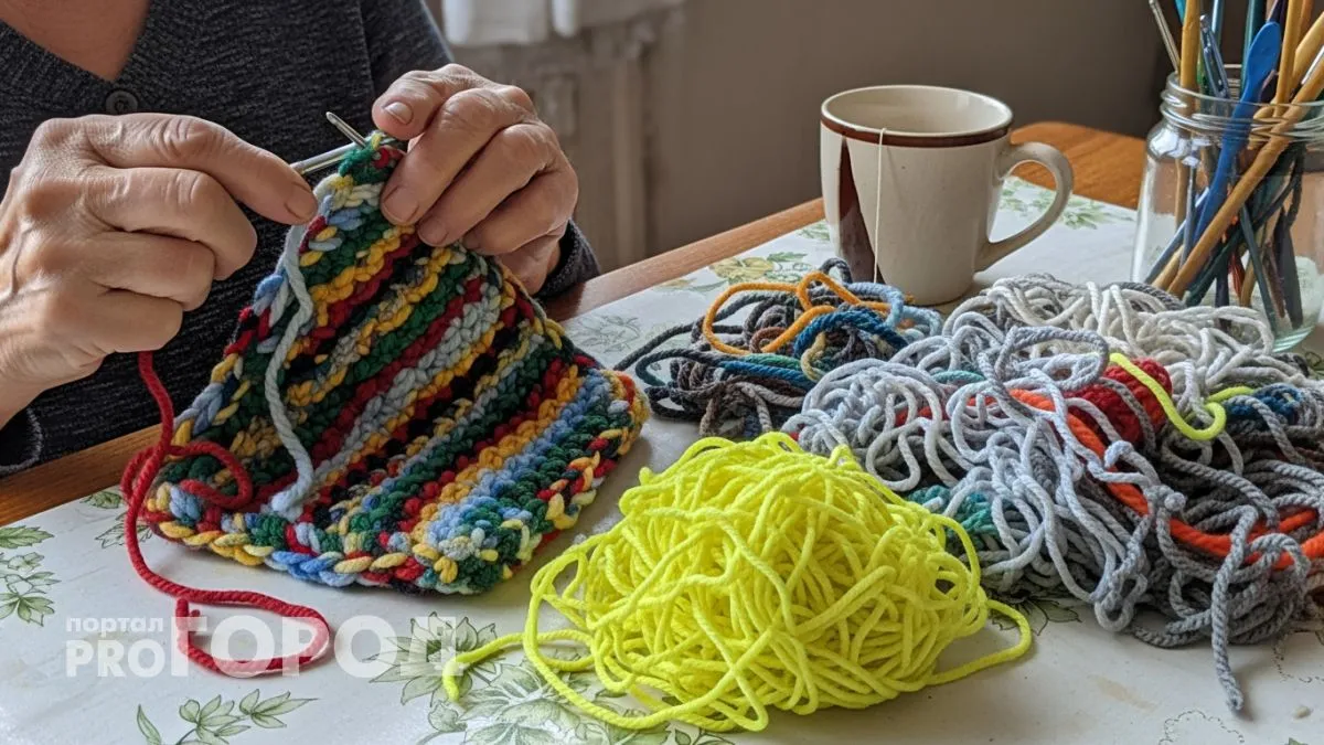 Накопилась гора остатков пряжи и некуда девать: показываю 5 способов превратить их в нужные мелочи