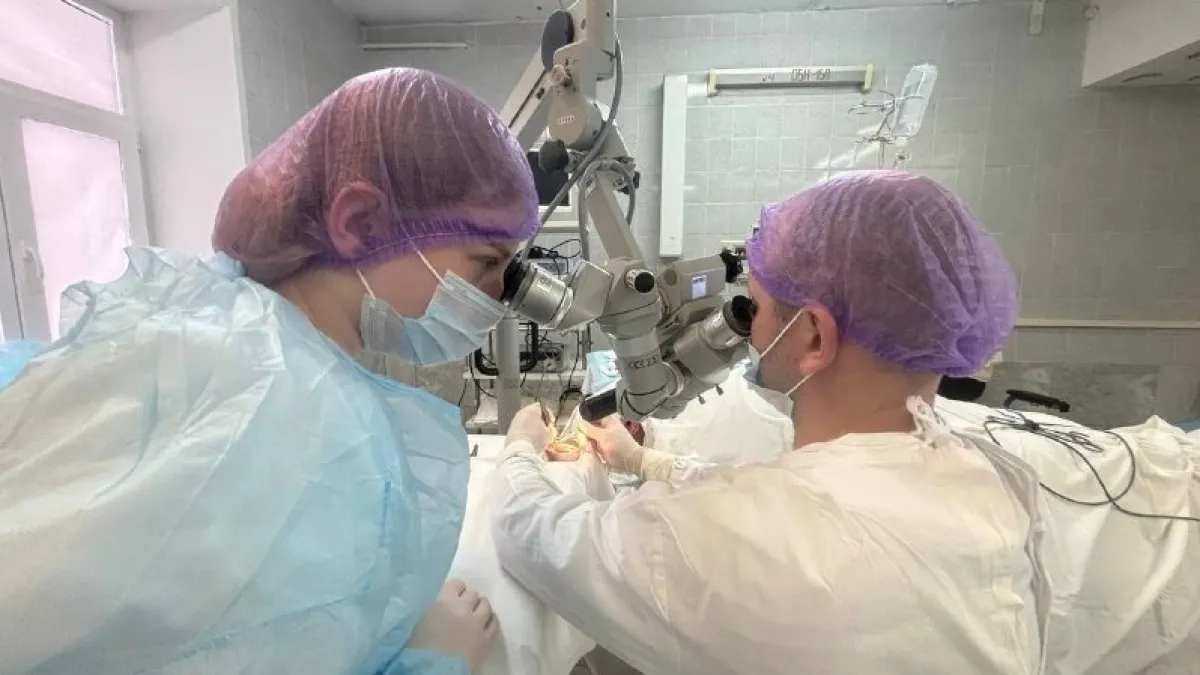 Ярославский врач с помощью уникальной операпции спас девушке слух