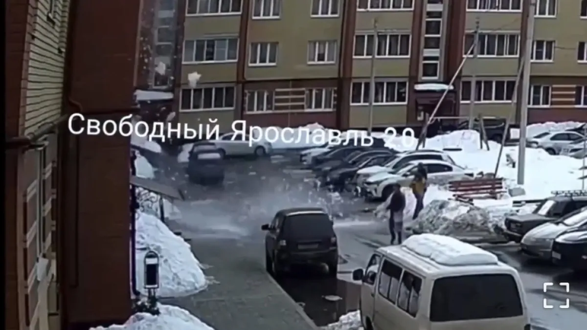 В Ярославле снег разбила козырек подъезда 