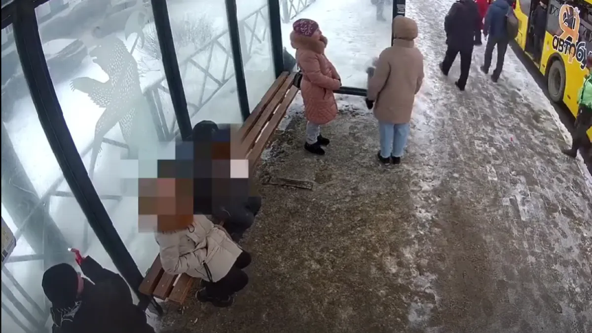 В Ярославле подростки разбили остановку на «Автовокзале»: «сувенир» из автобуса стал орудием вандализма