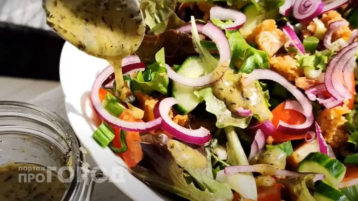 Теперь заправляю салат только так: получается лучше чем в ресторанах 