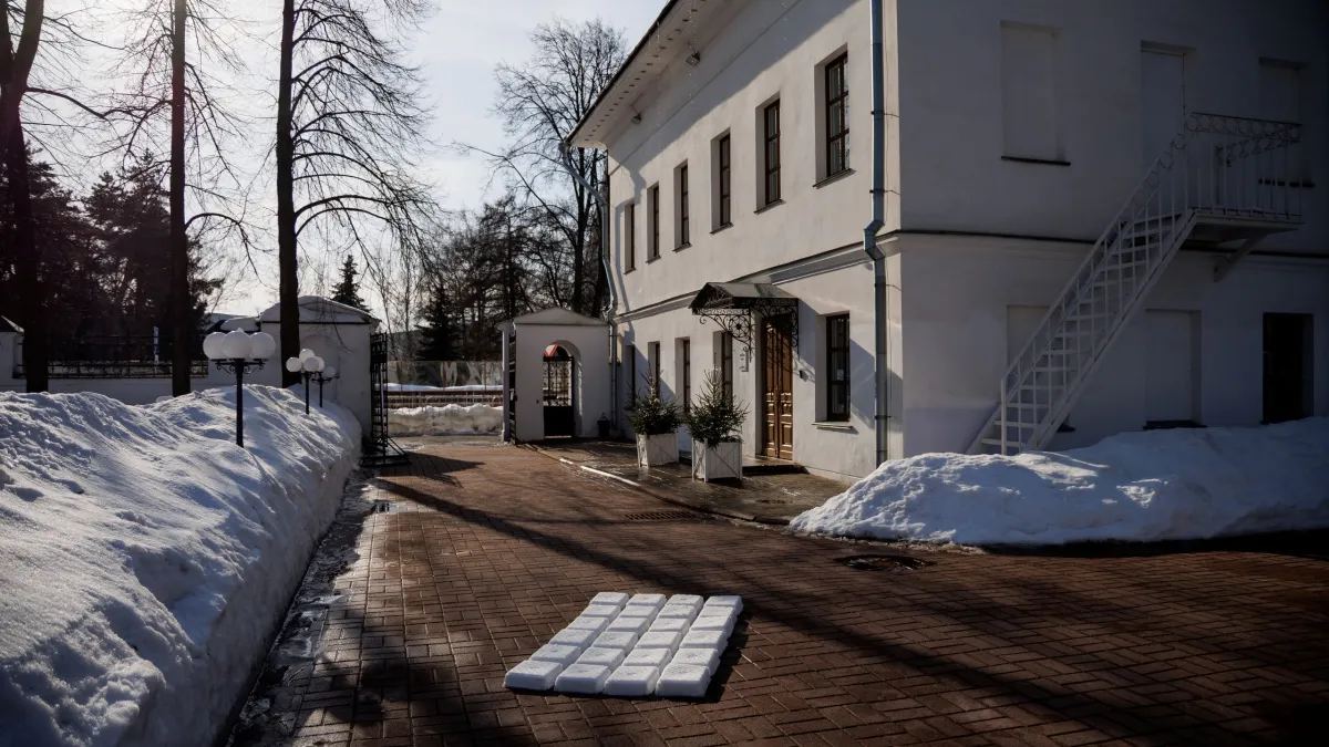 У Ярославского художественного музея из снега «вылепили» шоколадку