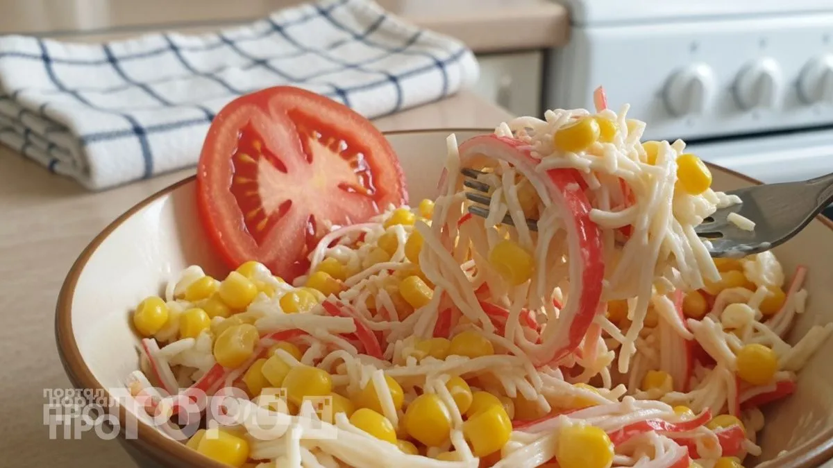 Крабовые палочки «по-новому»: один трюк со скалкой меняет вкус салата на 180 градусов