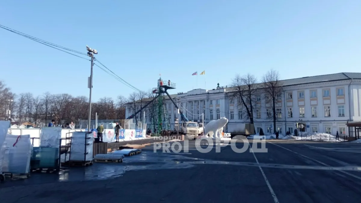 В центре Ярославля начали разбирать елку и каток