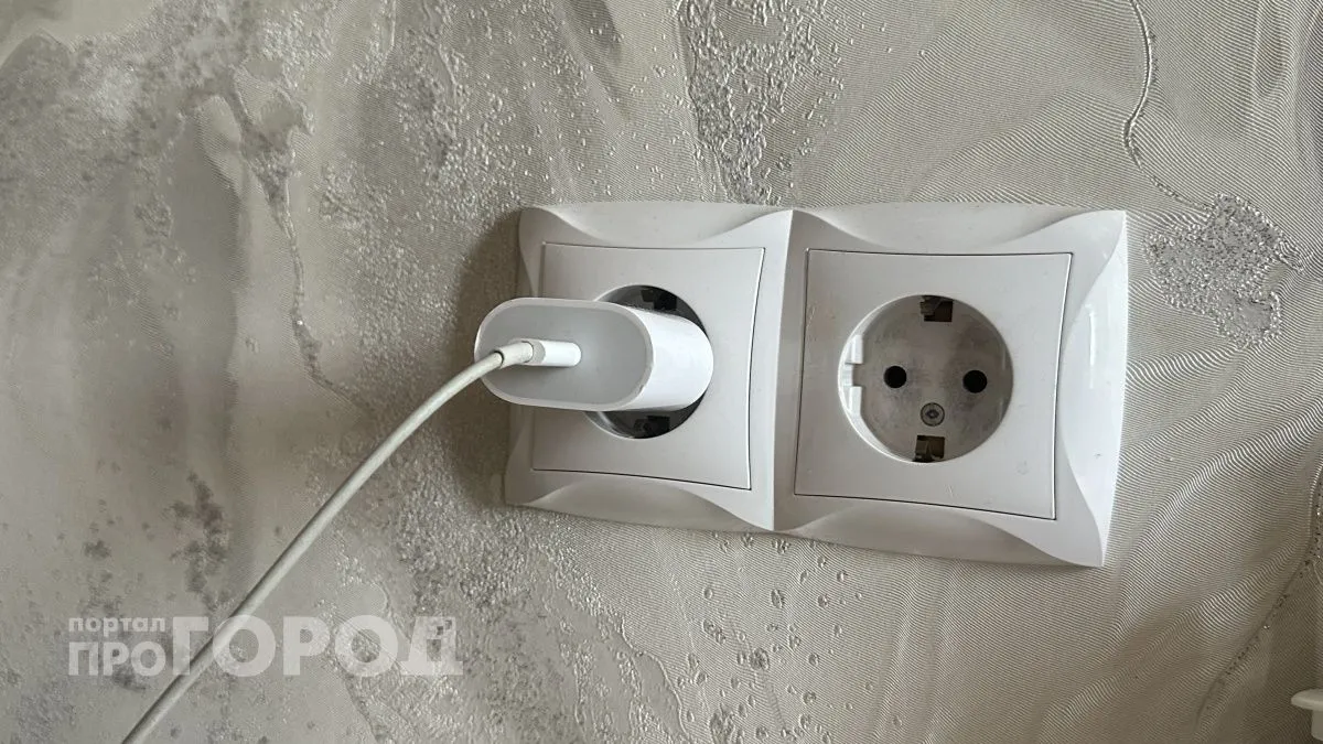 Сколько на самом деле жрет зарядка в розетке без телефона