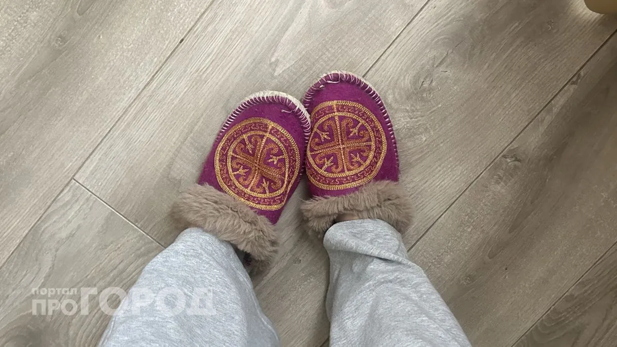 Ходить в тапочках вредно для здоровья: подолог раскрыла риски - лечиться будете долго 