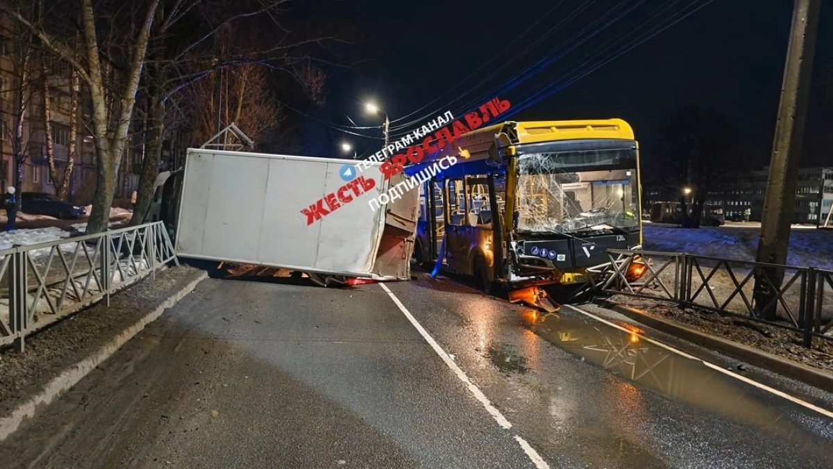 В Брагино столкнулись грузовик и автобус