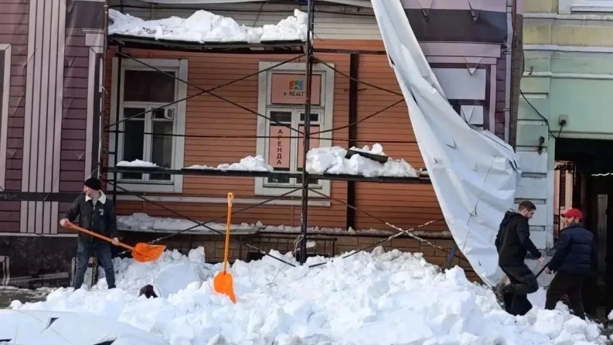 Собственника здания наказали за снег, упавший на девушку на улице Свободы 