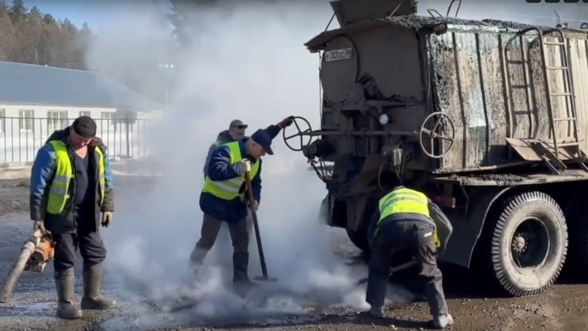 Ярославские дорожники проводят срочный ремонт покрытия на Яковлевской улице