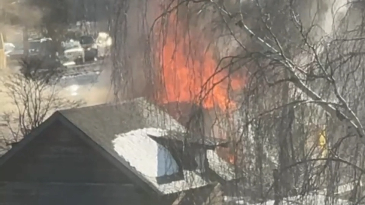 Из горящего на проспекте Авиаторов дома, спасли одного человека