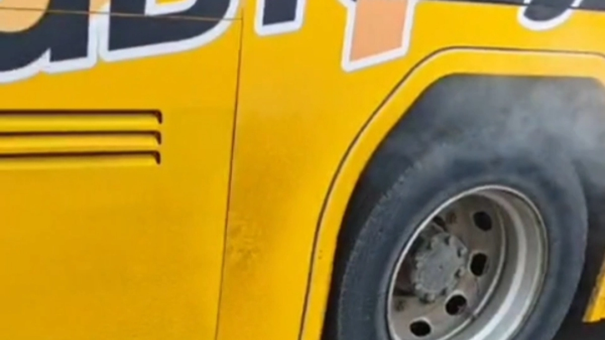   По Ярославлю ездит задымленный автобус