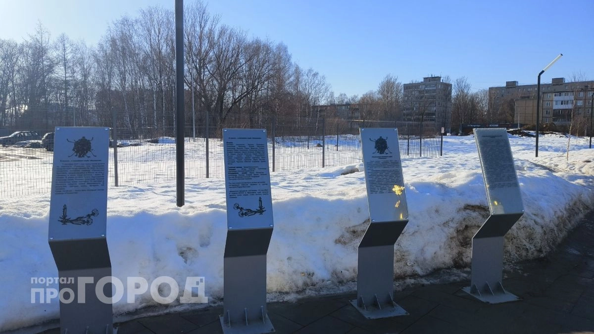 История «Локомотива» ожила в аллее Ткаченко, но часть табличек сложно разобрать