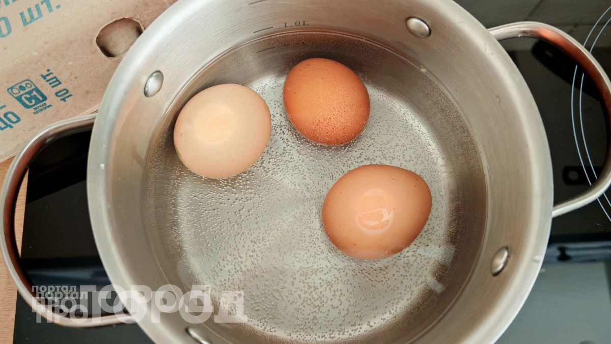 Ошибку совершали десятилетиями: почему нельзя остужать яйца под холодной водой