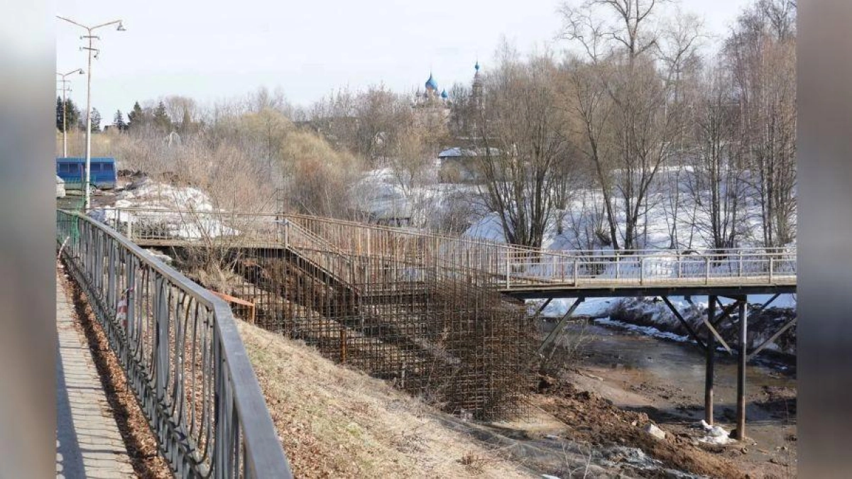 В Угличе строят 55-метровый мост для пешеходов вдоль Волжской набережной