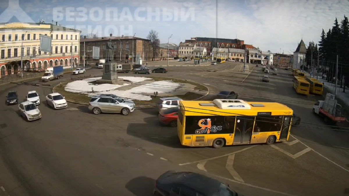 Появилось видео аварии с автобусом на Богоявленской площади 