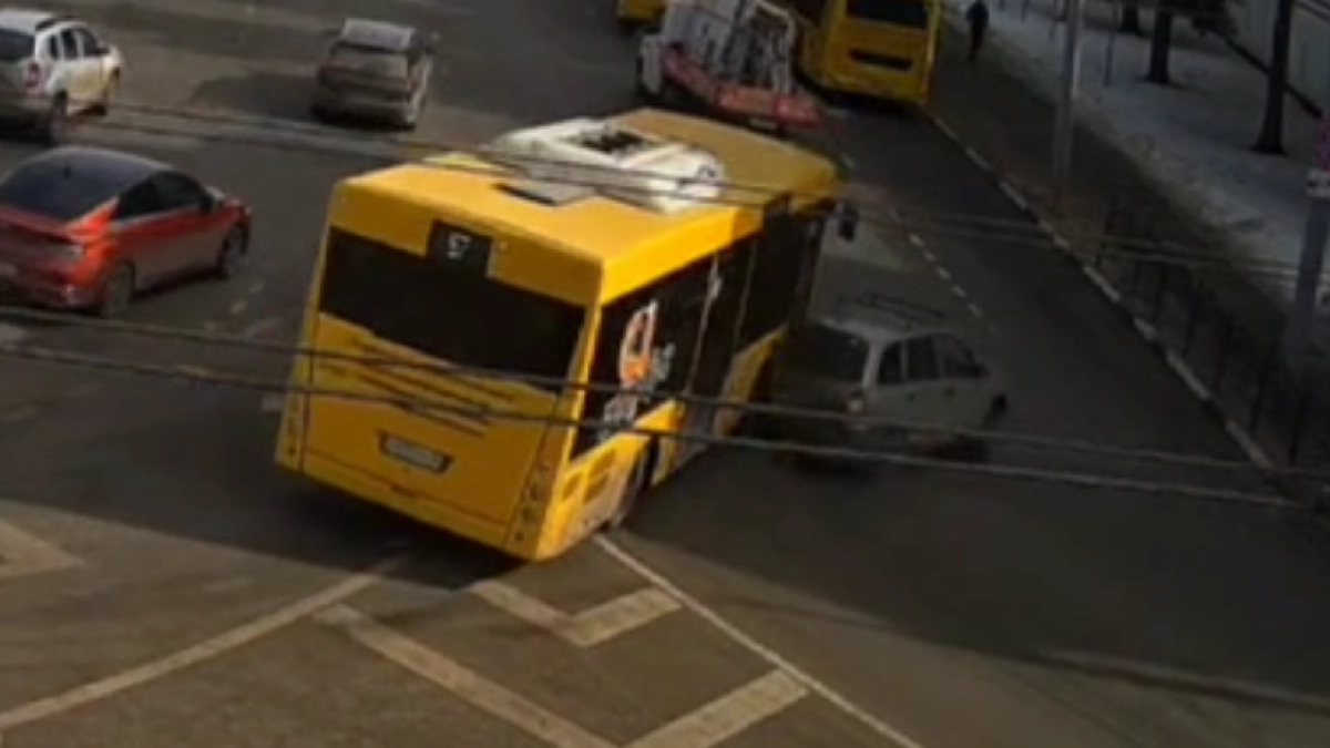 Легковушку занесло и ударило боком об автобус на Богоявленской площади