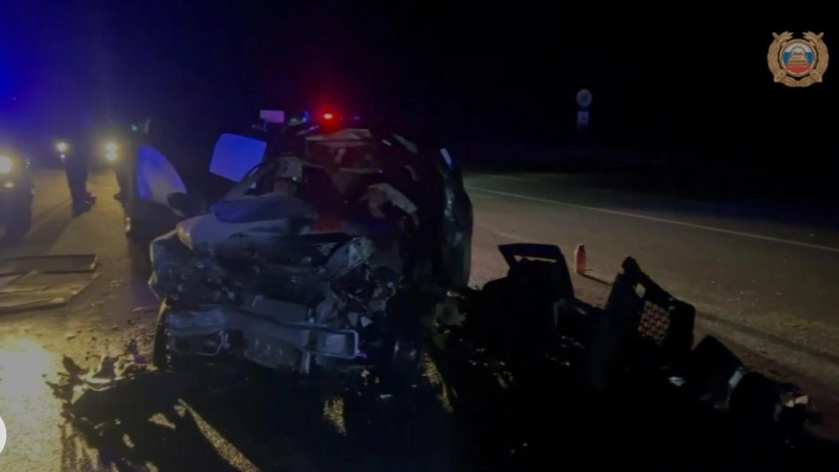 «Рено Дастер» влетел в два грузовика на М-8 под Ярославлем: трое погибли