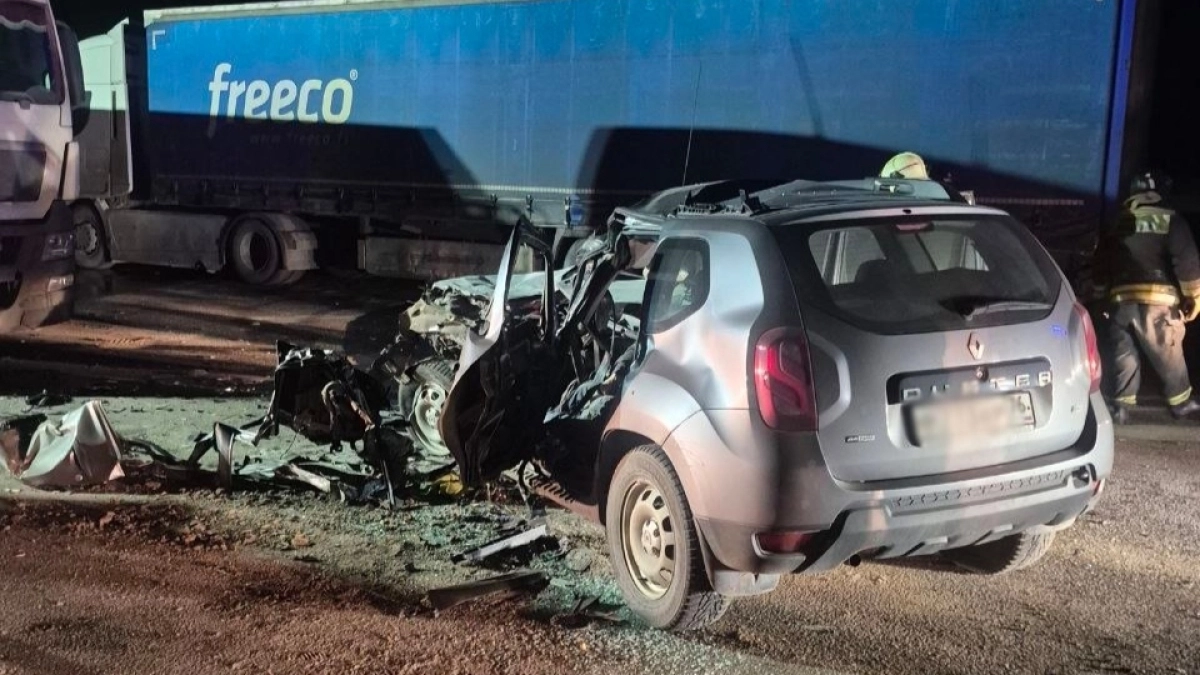 На Ярославской трассе в аварии легковушки и двух грузовиков погибли три человека