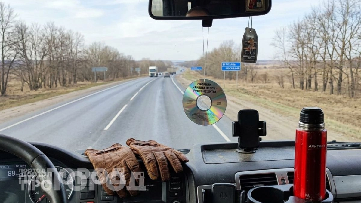 Зачем дальнобойщики крепят компакт‑диск под лобовым стеклом на самом деле