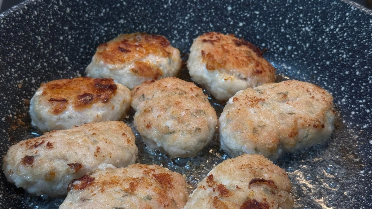 Готовлю котлеты без жирной уборки: экономия времени и лучшая золотистая корочка — раскрываем секреты