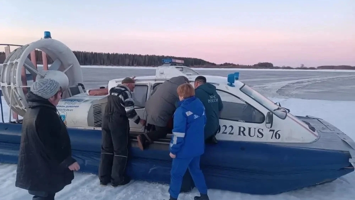 В Ярославской области женщину доставили в больницу на воздушной подушке по льду и сохранили ей жизнь