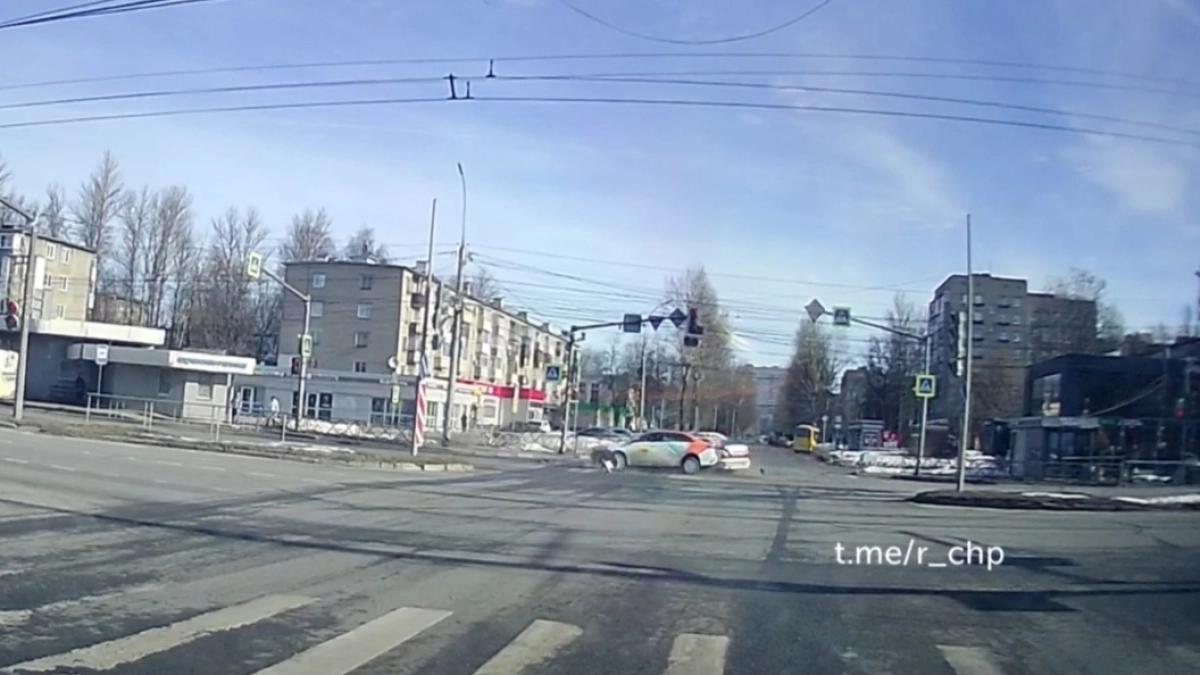  В центре Брагино столкнулись две иномарки, одна из них пробила ограждение