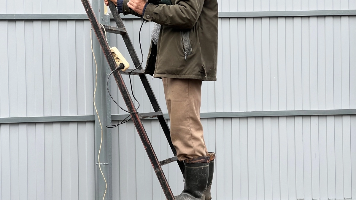 Глухой забор на даче ушел в прошлое: почему металлический забор — плохая идея и что выбрать вместо него