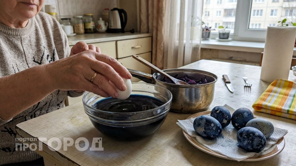 Один овощ из холодильника — и яйца светятся фиолетом без единой капли химии