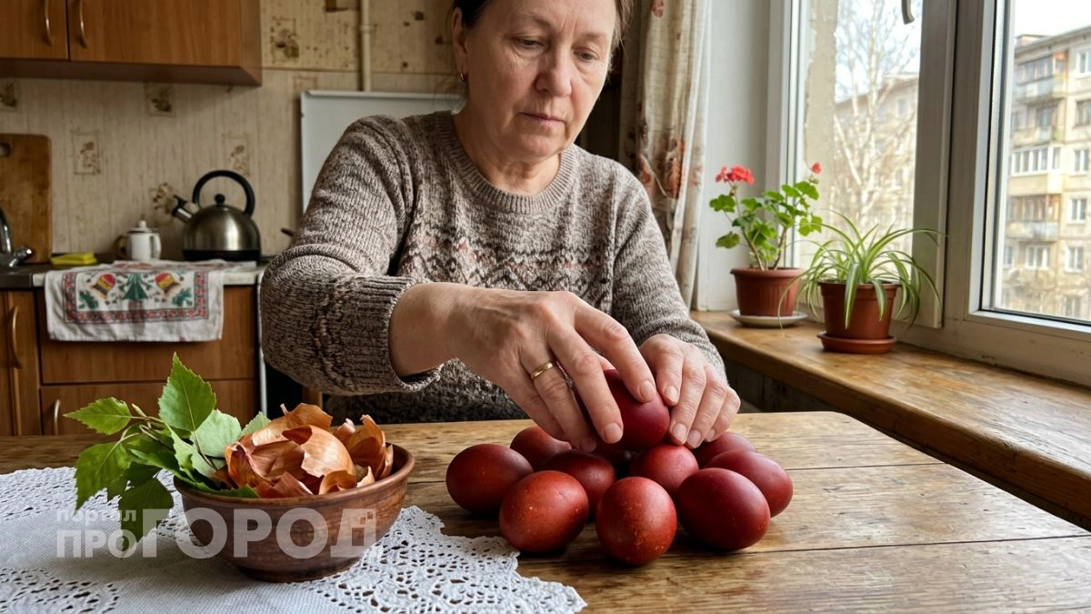 Выброси красители из аптеки: яйца на Пасху красят тем, что лежит в каждой кухне