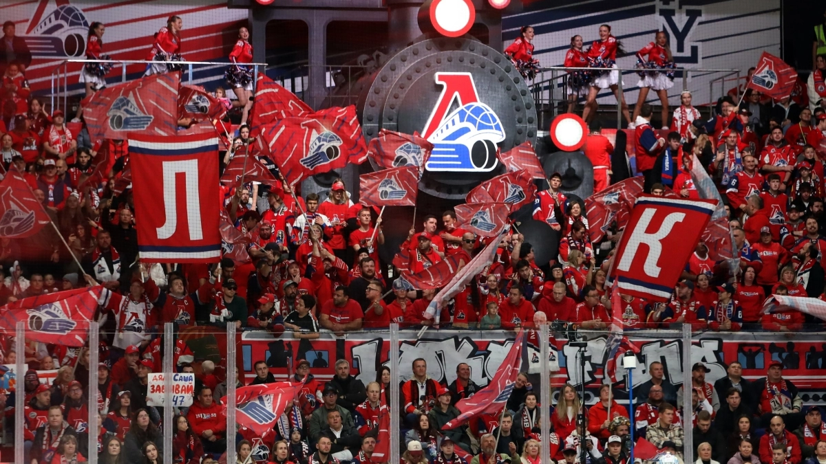 Женщин на хоккее стало больше: к старту плей-офф в КХЛ МТС представила цифровой портрет болельщика ХК «Локомотив»