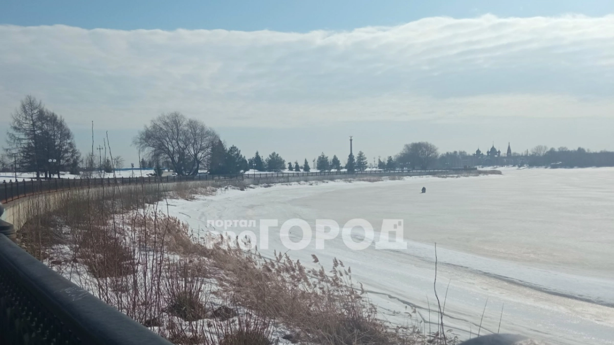 На Которосли продолжают сидеть рыбаки, несмотря на тонкий лёд