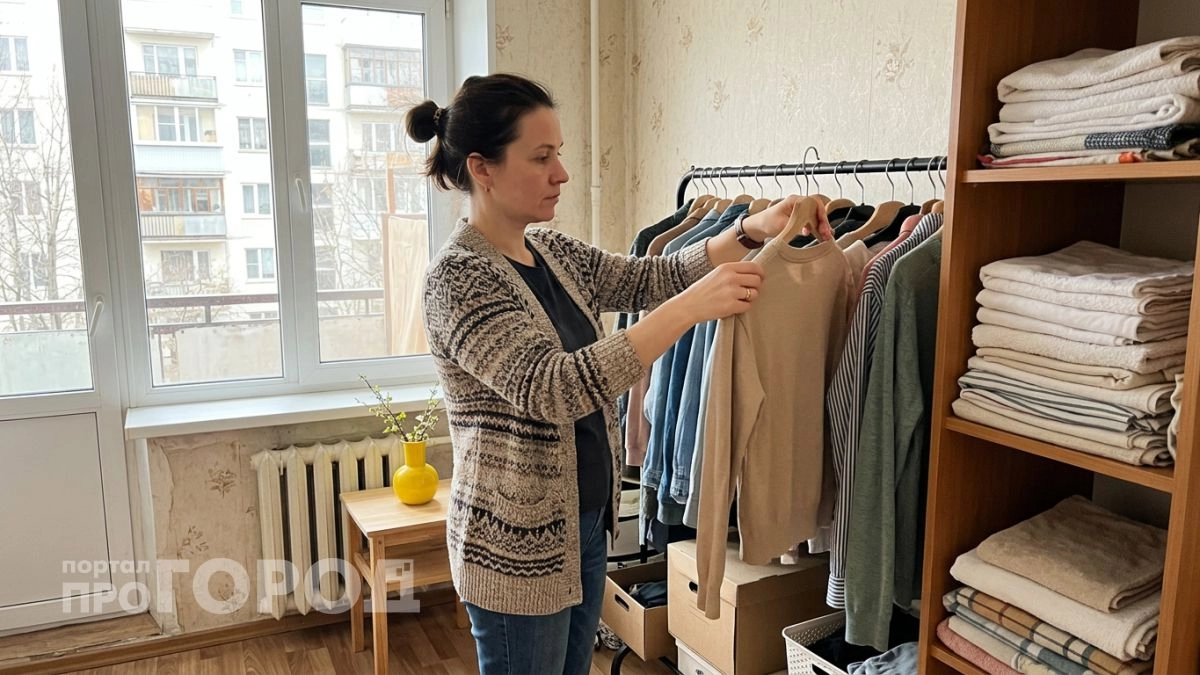 Встроенные ниши и открытые полки вытесняют шкафы-купе из современных квартир