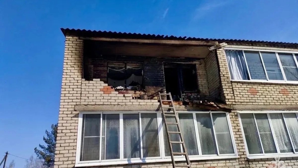 Огонь среди ночи: двухэтажку в Ульянихе спасали за два часа