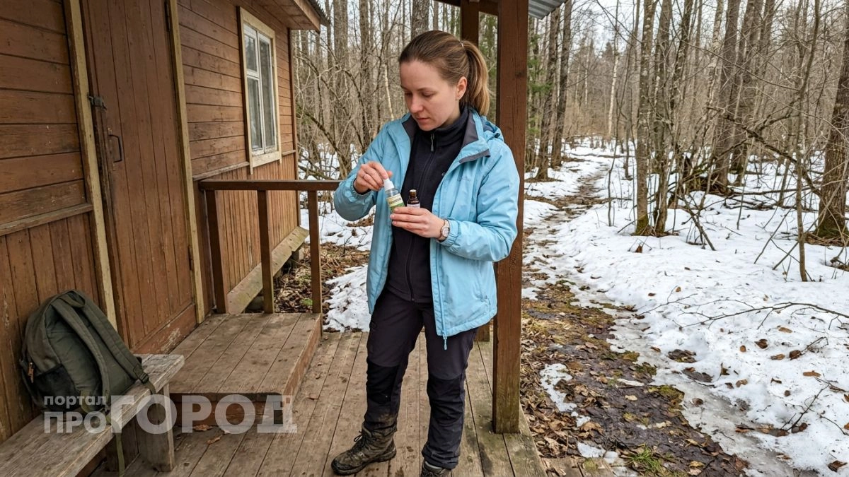 Наношу всего пару капель на штаны, и клещи отпрыгивают как ошпаренные, а дорогие магазинные спреи летят в мусорку