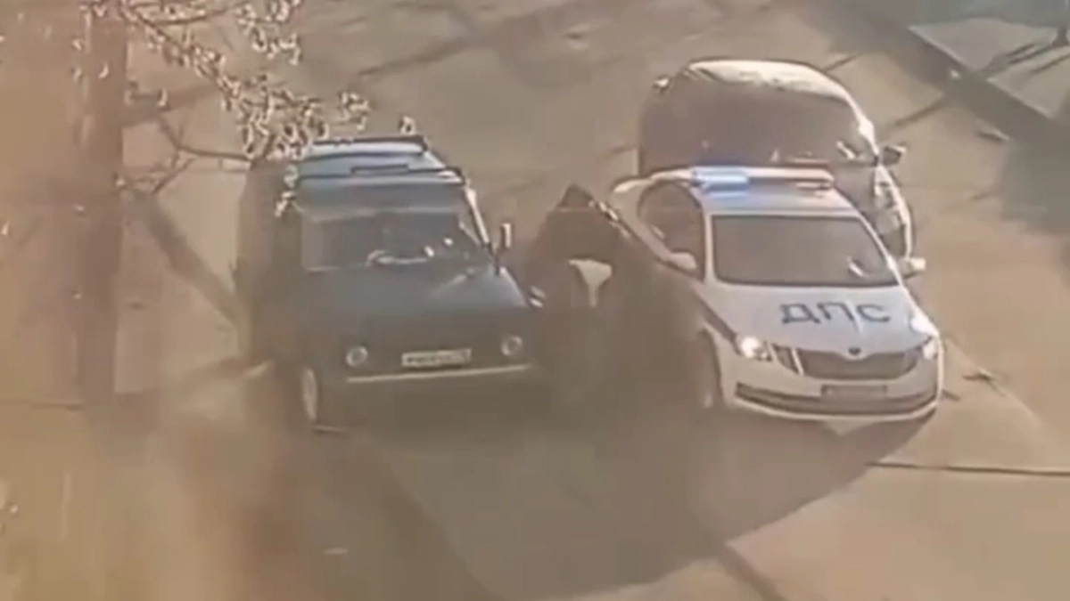  В Некрасовском неадекватный водитель и его родственник напали на полицейских