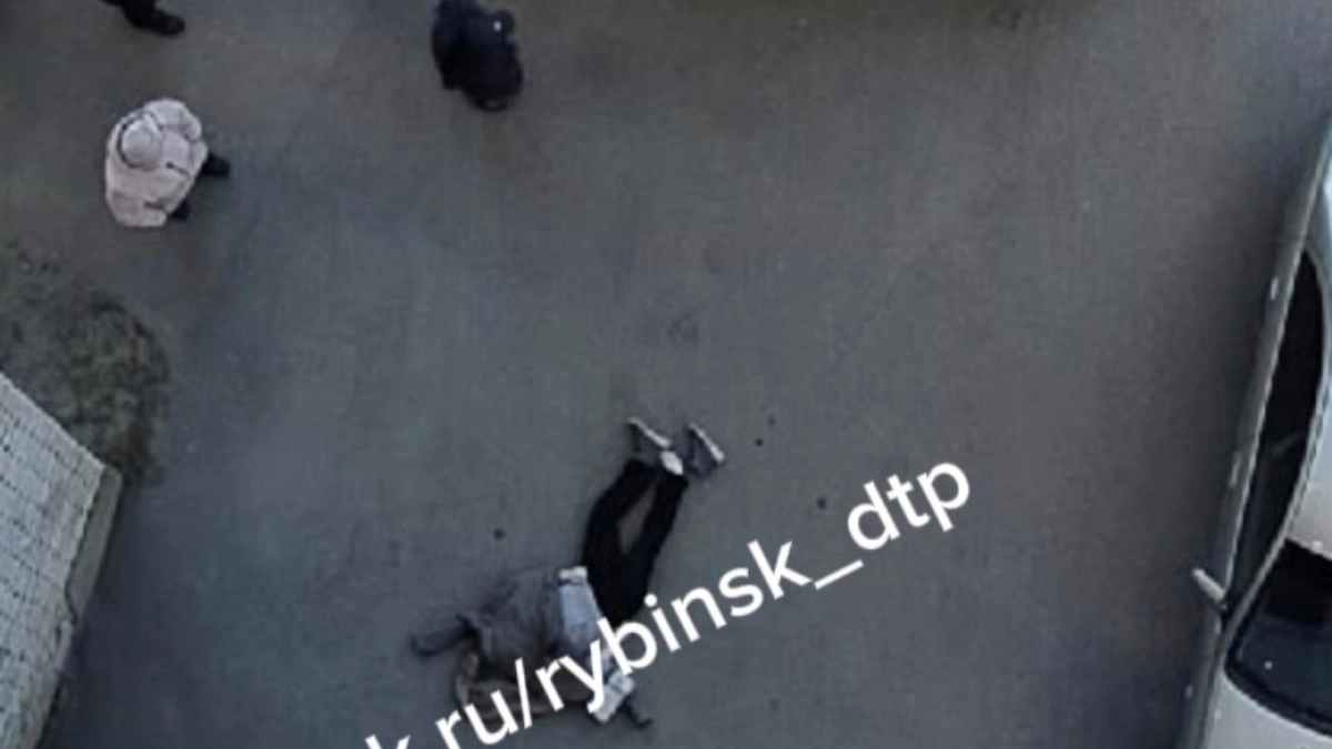 В Рыбинске с 12-го этажа выпала девушка