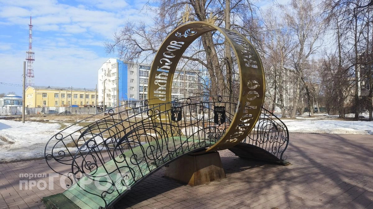 Как выглядит Бутусовский парк весной: забытые «Золотое кольцо» и туалет, голуби и рыцарский замок