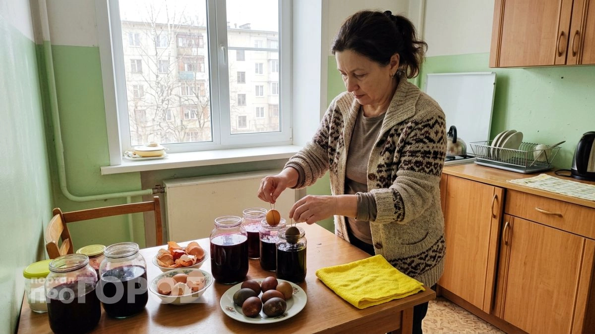 Забыла про химию и грязную шелуху, варю яйца с копеечной зеленью и получаю роскошный изумрудный цвет без разводов